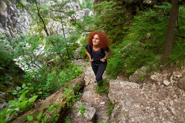 Woman Hiking Trail Rough Steep Canyon — стоковое фото