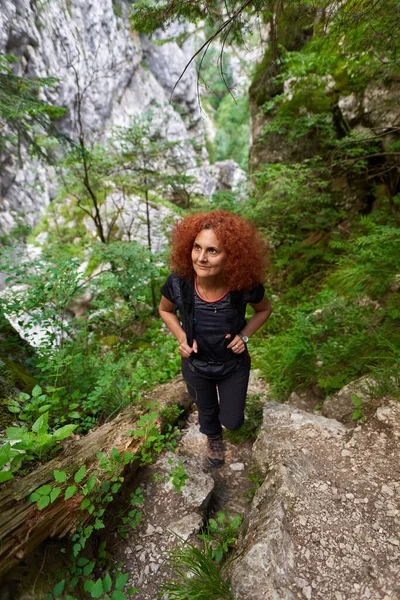 Woman Hiking Trail Rough Steep Canyon — Foto de Stock