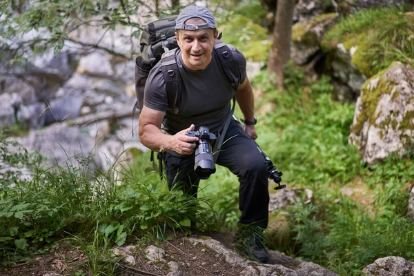 Nature Photographer Camera Hiking His Backpack Trail Mountain Forest — Foto de Stock