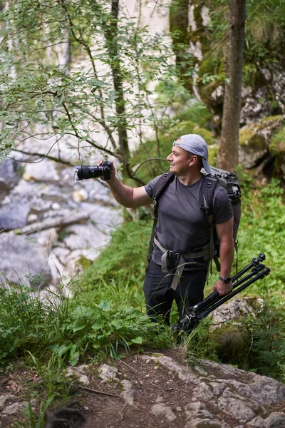 Фотограф Природа Фотоапаратом Йде Рюкзаком Стежці Гірському Лісі — стокове фото