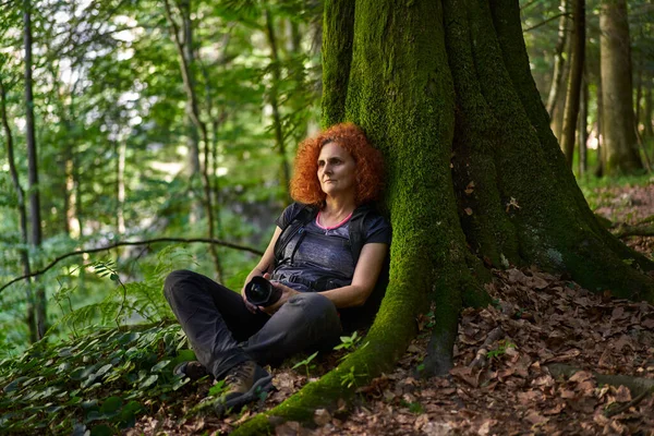 Природнича Фотографка Дама Фотоапаратом Рюкзаком Йде Стежці Лісовій Горі — стокове фото