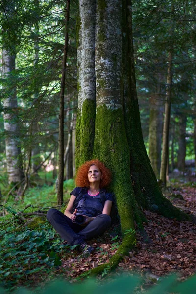 Nature Photographer Lady Camera Backpack Hiking Trail Forest Mountain — Stockfoto