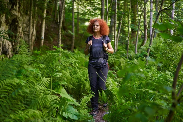 Жінка Ходить Рюкзаком Ходить Стежці Гірському Лісі — стокове фото