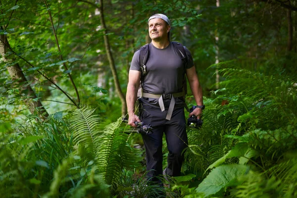 Nature Photographer Camera Hiking His Backpack Trail Mountain Forest — Fotografia de Stock