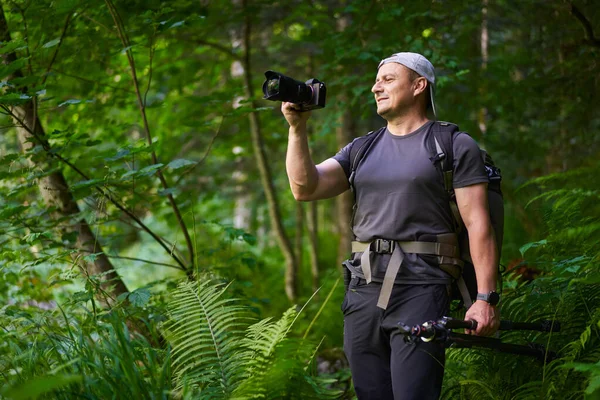 Nature Photographer Camera Hiking His Backpack Trail Mountain Forest — Stock fotografie