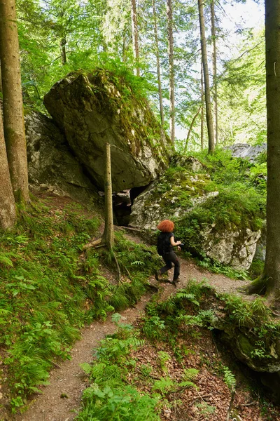 Nature Photographer Lady Camera Backpack Hiking Trail Forest Mountain — Fotografia de Stock