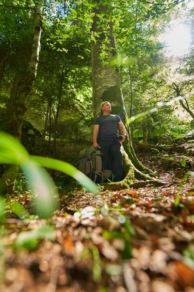 Nature Photographer Camera Hiking His Backpack Trail Mountain Forest —  Fotos de Stock