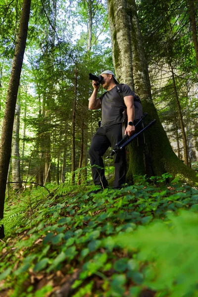 Nature Photographer Camera Hiking His Backpack Trail Mountain Forest — 图库照片