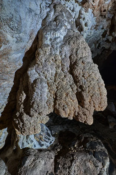 Старая Пещера Красивыми Спелеотимами Внутри — стоковое фото