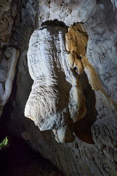 Старая Пещера Красивыми Спелеотимами Внутри — стоковое фото