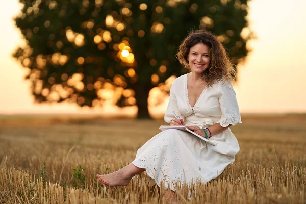 Woman Writer White Dress Her Notebook Harvested Field Huge Oak — Stock Photo, Image