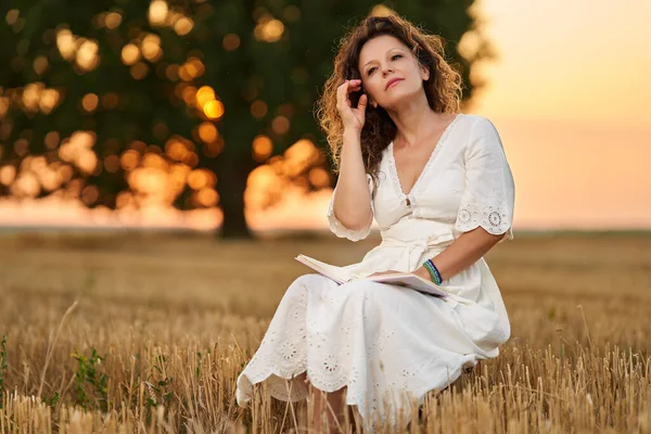 Woman Writer White Dress Her Notebook Harvested Field Huge Oak — Zdjęcie stockowe