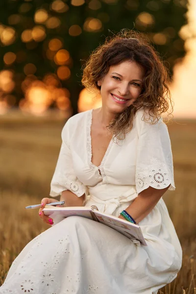 Woman Writer White Dress Her Notebook Harvested Field Huge Oak — Foto de Stock