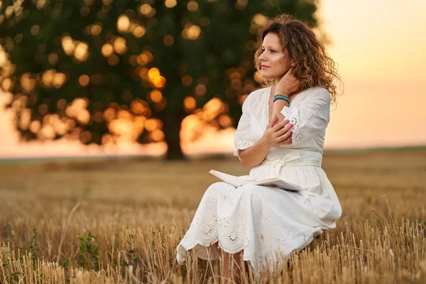 Woman Writer White Dress Her Notebook Harvested Field Huge Oak — Stock fotografie