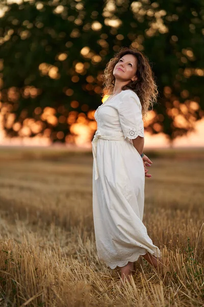 Curly Haired Caucasian Woman Harvested Wheat Field Sunset Portrait Selective — 스톡 사진