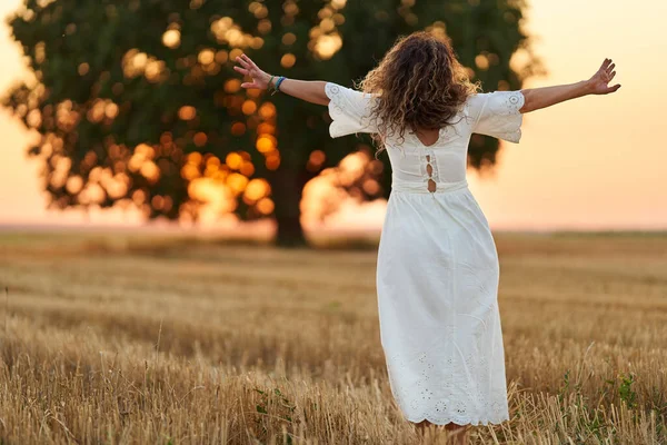 Curly Haired Caucasian Woman Harvested Wheat Field Sunset Portrait Selective — 图库照片