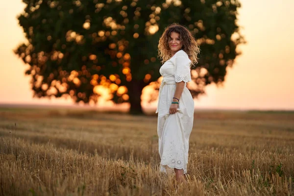 Curly Haired Caucasian Woman Harvested Wheat Field Sunset Portrait Selective — Stockfoto