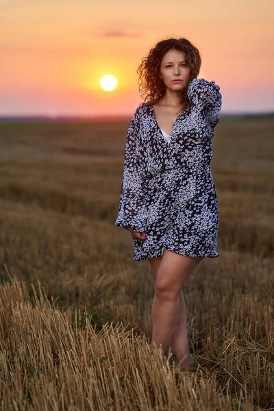 Curly Haired Caucasian Woman Harvested Wheat Field Sunset Portrait Selective — Stok fotoğraf