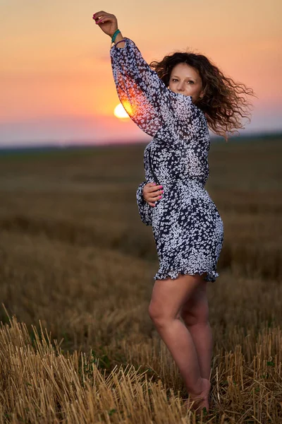 Curly Haired Caucasian Woman Harvested Wheat Field Sunset Portrait Selective — 스톡 사진
