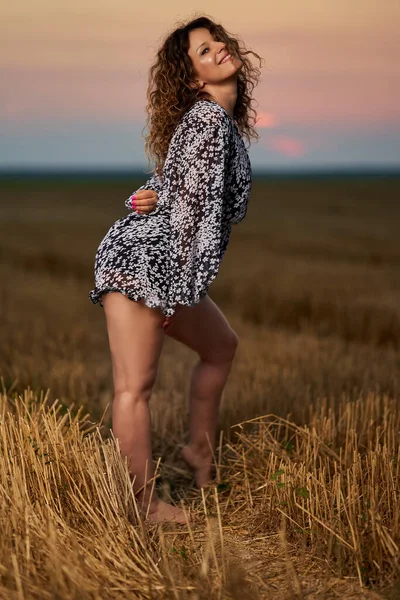 Curly Haired Caucasian Woman Harvested Wheat Field Sunset Portrait Selective — ストック写真