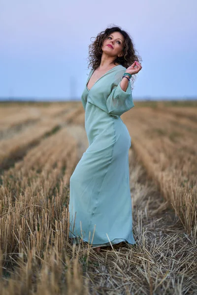 Curly Haired Caucasian Woman Harvested Wheat Field Sunset Portrait Selective Stockfoto