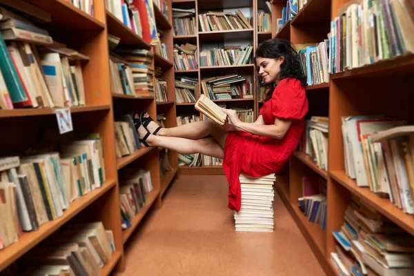 Beautiful Woman Red Dress Library Sitting Stack Books Reading — Stockfoto