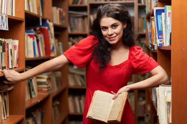 Красива Жінка Червоній Сукні Бібліотеці Повній Книг — стокове фото