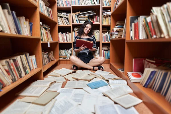 Приваблива Молода Жінка Смугастій Верхній Чорній Міні Спідниці Бібліотеці Повній — стокове фото