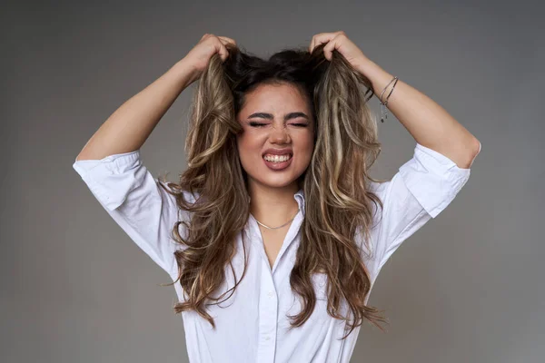 失落的极其愤怒的年轻商业女人拉扯她的头发 — 图库照片