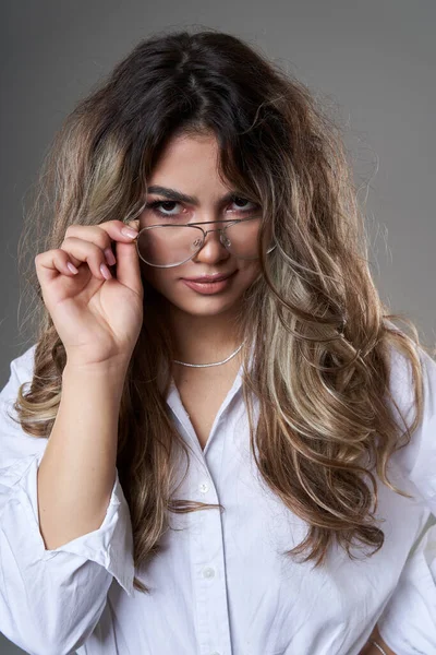 Sehr Attraktive Junge Geschäftsfrau Mit Brille Nahaufnahme Studioporträt Auf Grauem — Stockfoto