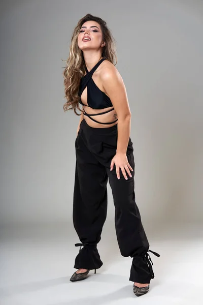Mladý Krásný Módní Model Módní Černé Top Kalhoty Studio Shot — Stock fotografie