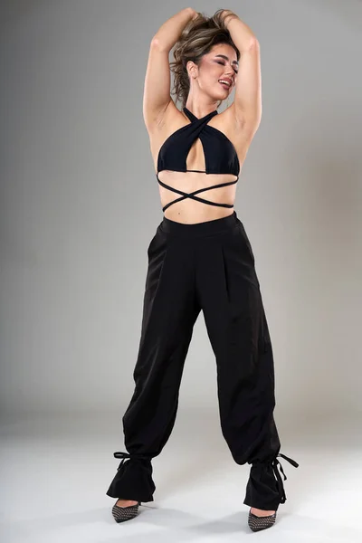 Mladý Krásný Módní Model Módní Černé Top Kalhoty Studio Shot — Stock fotografie