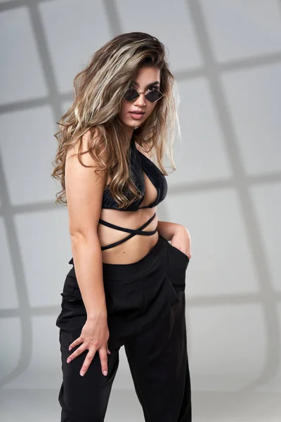 Młoda Piękna Modna Modelka Modnej Czarnej Bluzce Studio Spodni Szarym — Zdjęcie stockowe