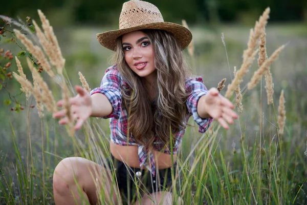 Hermosa Vaquera Con Sombrero Camisa Cuadros Vaqueros Cortos Atardecer Campo — Foto de Stock