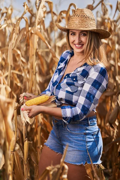 Fericit Dimensiune Frumoasă Femeie Fermier Coș Blugi Carouri Pantaloni Scurți — Fotografie, imagine de stoc