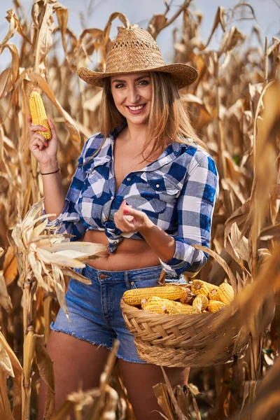 Feliz Mais Tamanho Bela Agricultor Mulher Com Uma Cesta Jeans — Fotografia de Stock