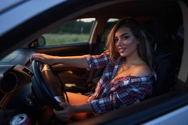美丽的年轻女子在日落时开车 — 图库照片