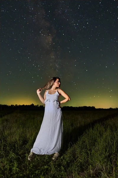 Beyaz Elbiseli Güzel Bir Kadın Arka Planda Samanyolu Var Gece — Stok fotoğraf