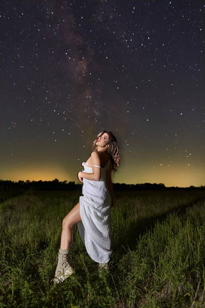 Mulher Bonita Vestido Branco Com Láctea Fundo Tiro Noite — Fotografia de Stock