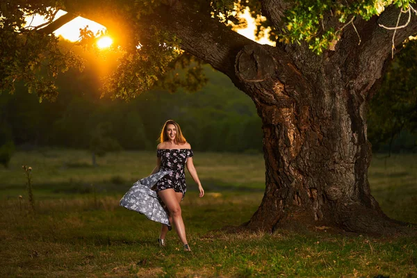 Mooie Jonge Indiase Size Vrouw Bij Zonsondergang Door Een Zeer — Stockfoto