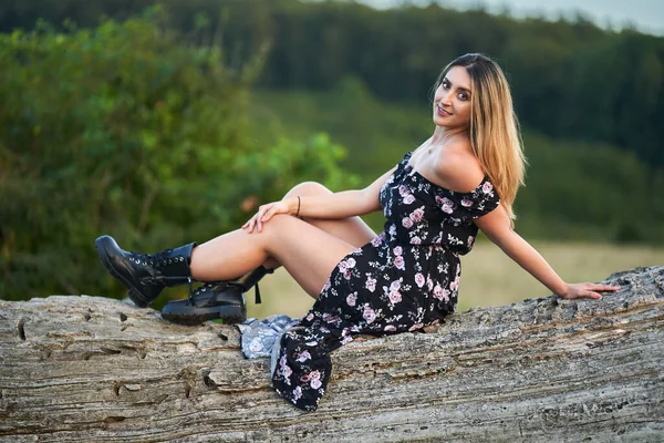 Attractive Young Size Indian Woman Sitting Huge Tree Stump Front — Stock Photo, Image