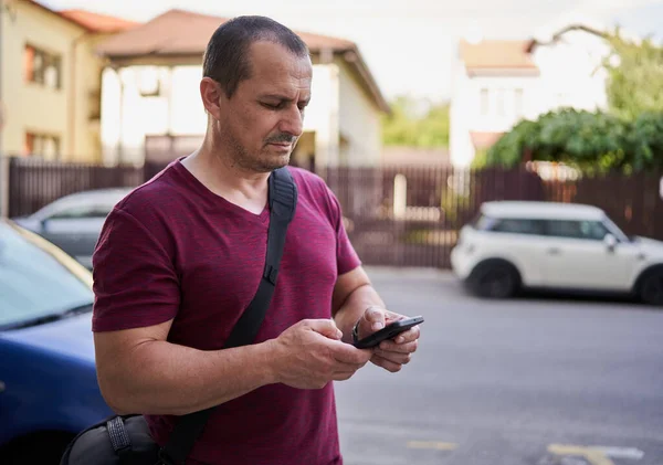 Зрелый Кавказский Мужчина Пишет Смс Свой Мобильный Телефон Улице — стоковое фото