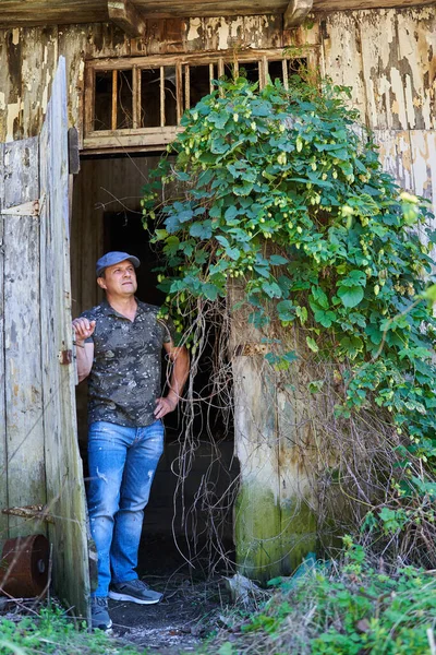 Homme Âge Moyen Dans Une Maison Une Grange Ruine Portrait — Photo