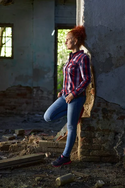 격자무늬 셔츠를 집에서 청바지를 곱슬곱슬 머리의 — 스톡 사진