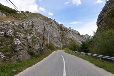 Dağlara giden boş asfalt yol.