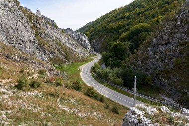 Dağlara giden boş asfalt yol.