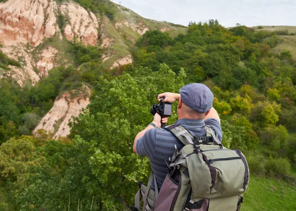 Profesyonel Seyahat Doğa Fotoğrafçısı Büyük Bir Sırt Çantası Kamerayla Ormanda — Stok fotoğraf