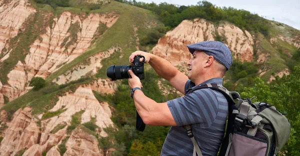 大規模なバックパックとカメラと森の中でプロの旅行や自然写真家のハイキング — ストック写真