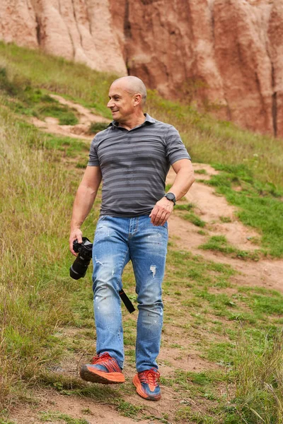 Professionell Natur Och Resor Fotograf Med Kamera Fotografering Skogen Bergen — Stockfoto