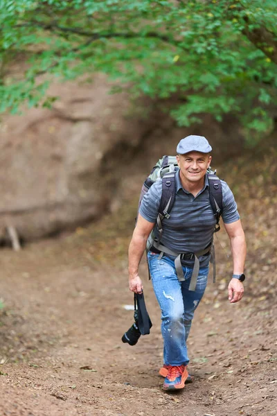 专业旅行和自然摄影师带着大背包和相机在森林中远足 — 图库照片